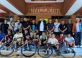 Bupati Bogor Rudy Susmanto saat mengajak komunitas sepeda Cycling Cibinong masuk ke dalam Pendopo Bupati.