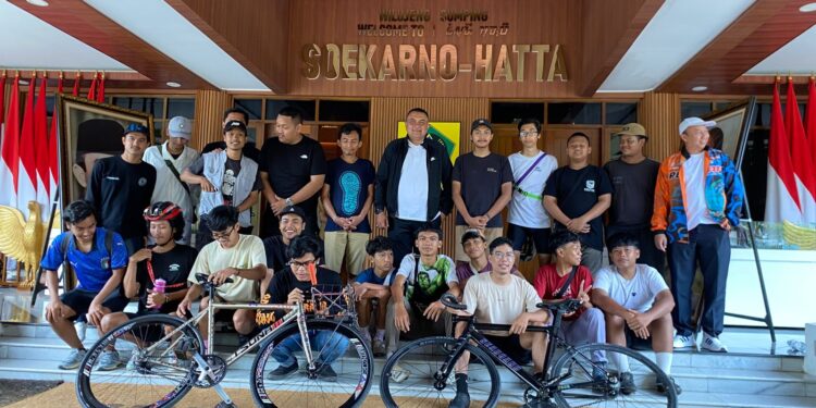 Bupati Bogor Rudy Susmanto saat mengajak komunitas sepeda Cycling Cibinong masuk ke dalam Pendopo Bupati.