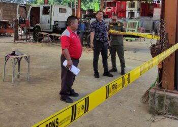 Petugas Satpol PP Kabupaten Bogor saat memasang segel dan garis PPNS di gerbang PT Kajama Gunung Putri.