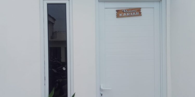 Pengurus Karang Taruna Desa Gandoang saat menerima fasilitas ruang sekretariat baru dari Pemerintah Desa