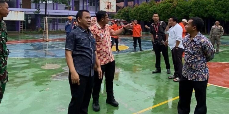 Tiga Atap Ruang Kelas SMAN 2 Gunung Putri Ambruk