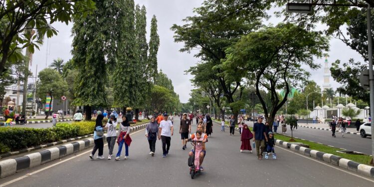 Mendung Tak Menyurutkan Semangat! Gerimis Tipis Tetap Warnai Padatnya CFD Tegar Beriman