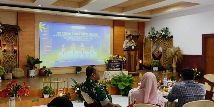 Kepala Desa Gunung Putri Daman Huri saat memberikan sambutan dalam acara tasyakuran desa terbaik