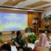 Kepala Desa Gunung Putri Daman Huri saat memberikan sambutan dalam acara tasyakuran desa terbaik