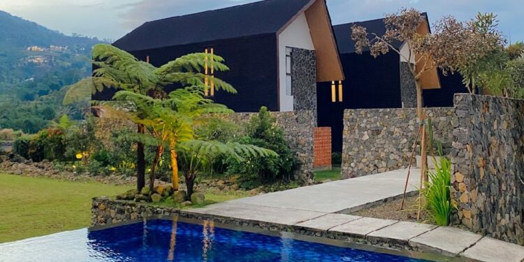 Suasana private pool dan unit villa eksklusif di Lenirra Cijeruk, Kabupaten Bogor