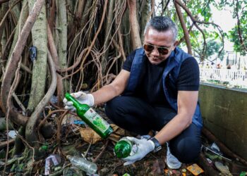 Wakil Wali Kota Bogor Jenal Mutaqin saat memimpin kegiatan Jumat Bersih di kawasan Alun-Alun Kota Bogor.