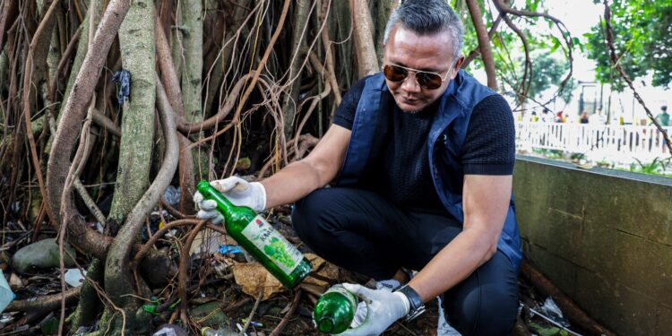 Wakil Wali Kota Bogor Jenal Mutaqin saat memimpin kegiatan Jumat Bersih di kawasan Alun-Alun Kota Bogor.