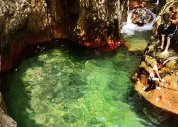 Keindahan kolam air hijau toska di Curug Leuwi Hejo Sentul Bogor