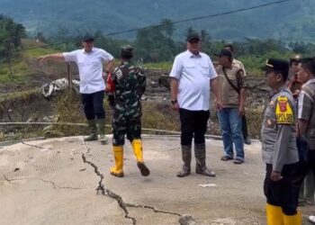 Sidak Lokasi Pergerakan Tanah di Sukamakmur, Ketua DPRD Sastra Winara Stop Aktivitas Kaveling Tak Berizin