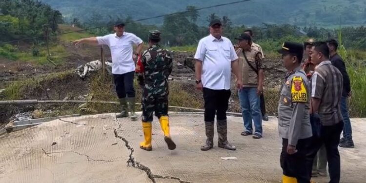 Sidak Lokasi Pergerakan Tanah di Sukamakmur, Ketua DPRD Sastra Winara Stop Aktivitas Kaveling Tak Berizin