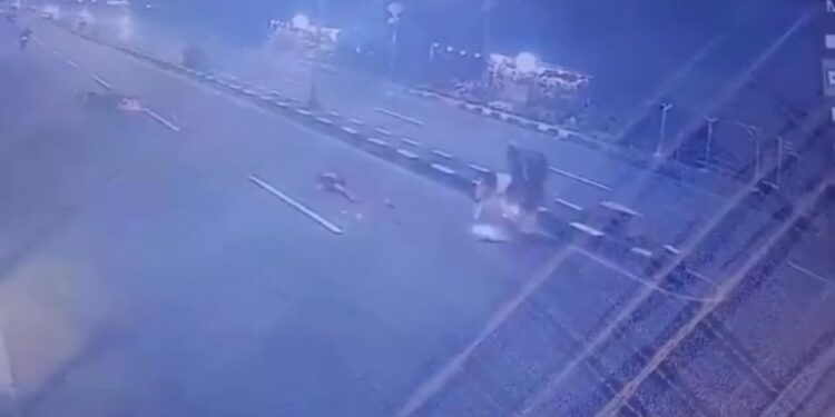 Nekat Lawan Arus, Pemotor Tewas Usai Adu Banteng