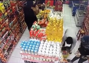 Terekam CCTV! Dua Wanita dan Satu Pria Bobol Alfamart