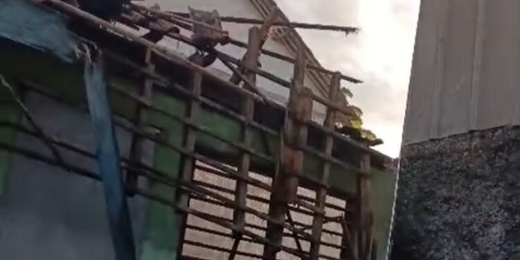 Gedung Tua Tak Lagi Kuat Menyangga, Atap MI Miftahul Falah Ambruk