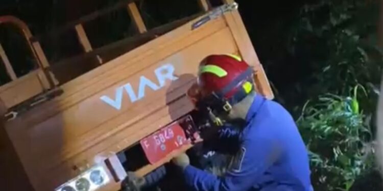 Damkar Evakuasi Kendaraan Roda Tiga Terperosok ke Empang