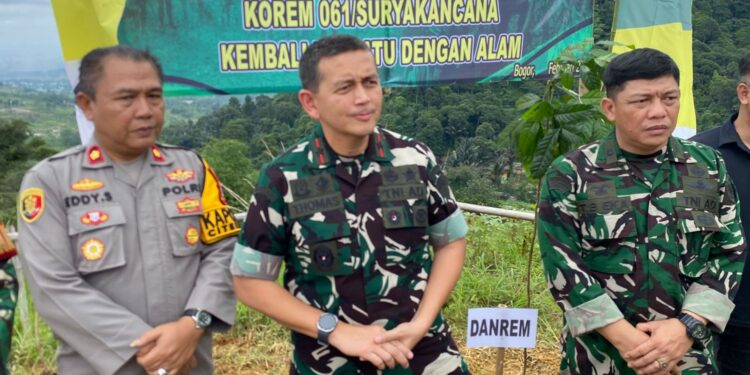 Bersatu dengan Alam, Danrem 061/Suryakancana Hijaukan Bojong Koneng dengan 1.500 Pohon