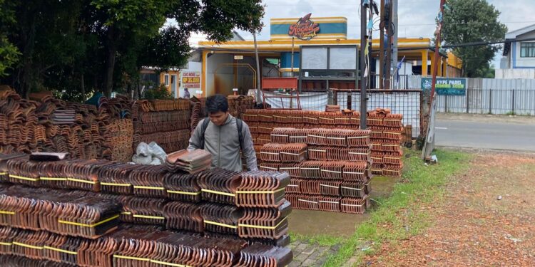 Angin Segar ‘Gentengisasi’ Prabowo: Pelaku Usaha di Cibinong Yakin Industri Genteng Tanah Liat Bakal Bangkit