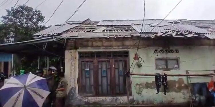 Hujan angin terbangkan atap rumah warga