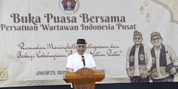 ketua PWI Pusat Akhmad Munir
