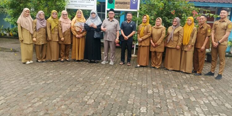 Guru SDN Wanaherang 03 Apresiasi Bantuan Mebel Saat Kunjungan Dewan Achmad Fathoni