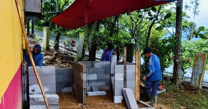 Rogoh Kantong Pribadi, Ipeck Bangun Dua Unit Toilet untuk SDN Hambalang 01