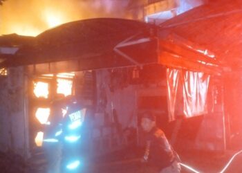 Dua Menit Damkar Tiba di Lokasi, Konveksi Baju Terbakar Hebat