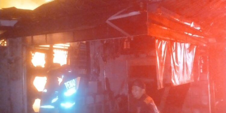 Dua Menit Damkar Tiba di Lokasi, Konveksi Baju Terbakar Hebat
