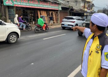 Gagal Menyalip, Pemotor Luka Berat Terlindas Mobil