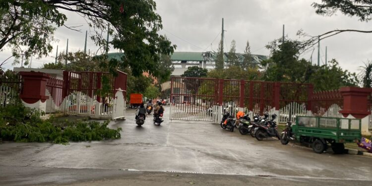 Pakansari Mencekam! Angin Puting Beliung Terjang Stadion, Hingga Fasilitas Laga Tangkas Porak-Poranda