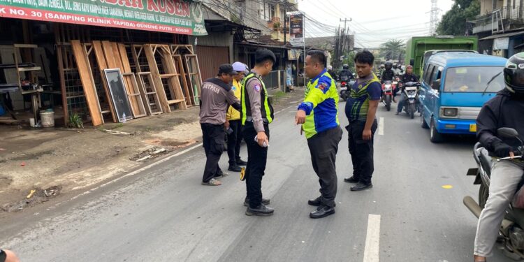 Gagal Salip Truk Tangki, Pengendara Motor Masuk Kolong Usai ‘Adu Banteng’ dengan Mobil Box