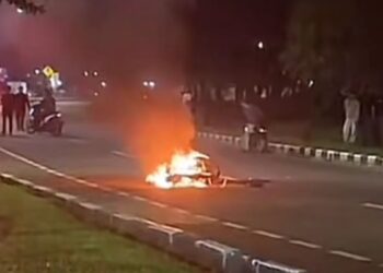 Tabrak Ambulans, Motor RX King Hangus Terbakar