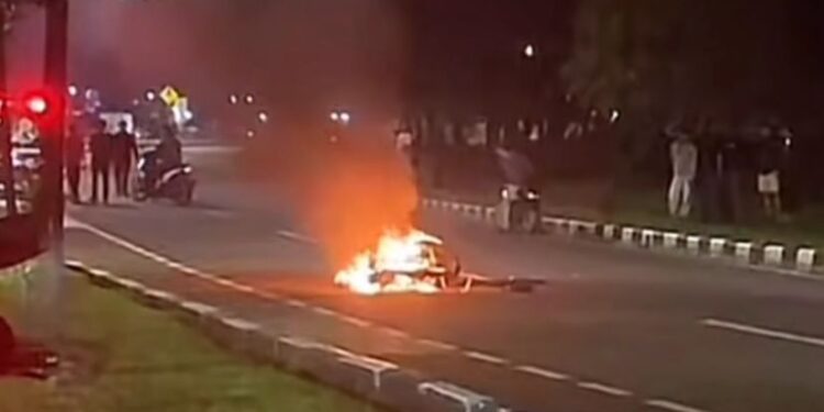Tabrak Ambulans, Motor RX King Hangus Terbakar