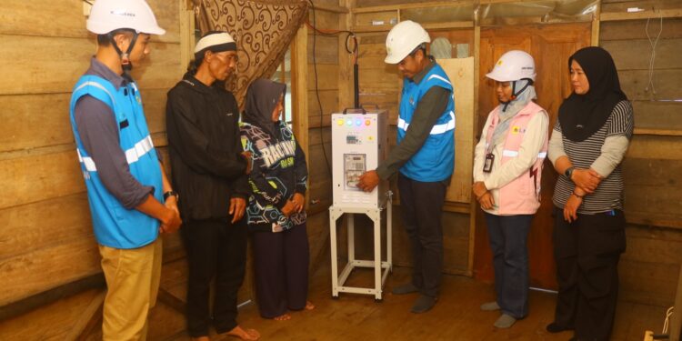 Pertama di Jabar! Warga Kampung Cisadon Akhirnya Terangi Rumah Lewat Supersun PLN Gunung Putri