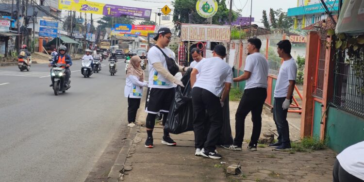 PLN Gunung Putri Dukung Program Presiden melalui Kegiatan Jumat Bersih untuk Wujudkan Lingkungan Sehat dan Bersih