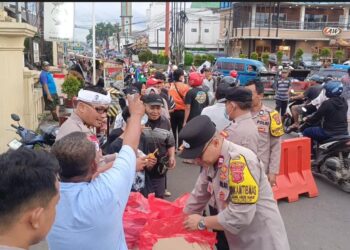 Antisipasi Kemacetan Saat Ngabuburit, Polsek Citeureup Atur Lalu Lintas dan Bagikan 160 Paket Takjil