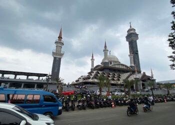 Di Tengah Amukan Angin, Masjid Nurul Wathon Tetap Kokoh dan Teduh Jalankan Salat Jumat