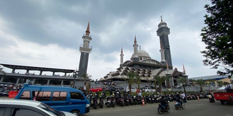 Di Tengah Amukan Angin, Masjid Nurul Wathon Tetap Kokoh dan Teduh Jalankan Salat Jumat