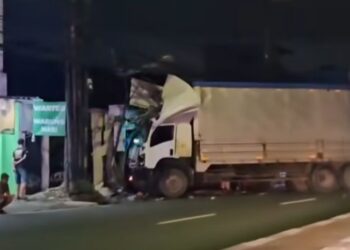 Diduga Sopir Mengantuk, Truk Tronton Oleng dan Tabrak Toko Variasi Motor