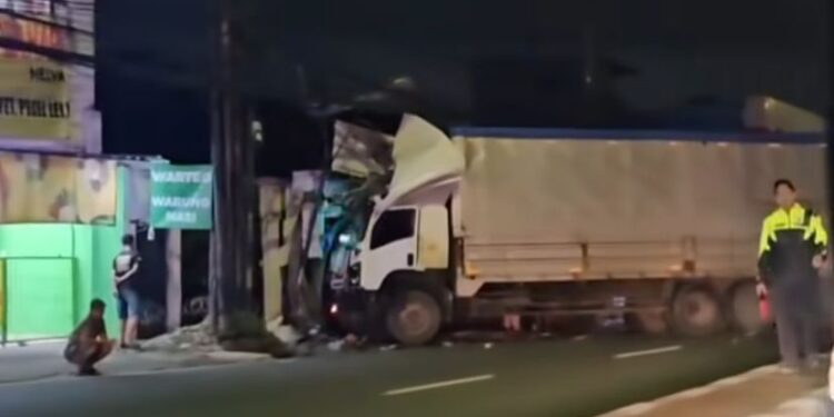 Diduga Sopir Mengantuk, Truk Tronton Oleng dan Tabrak Toko Variasi Motor