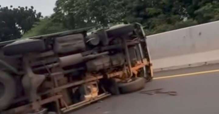 Truk Terguling Akibat Pecah Ban di KM 8 Tol Jagorawi, Arus Bogor-Jakarta Macet