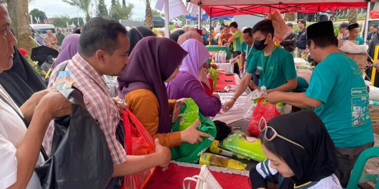 Ratusan Warga Serbu Gerakan Pangan Murah di Masjid Nurul Wathon