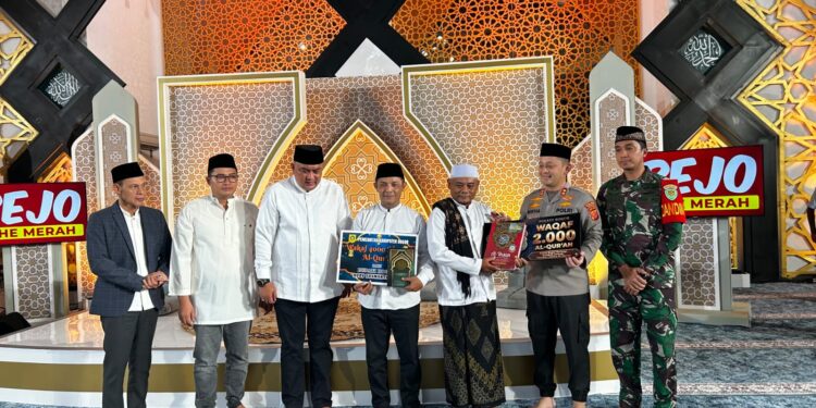 Momen Nuzulul Quran, Polres Bogor Serahkan 2.000 Al-Quran