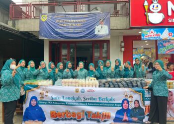 Strategi PKK Citaringgul: Borong Takjil UMKM untuk Dibagikan Gratis ke Warga
