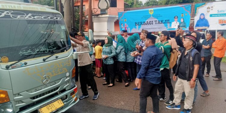 ‎Pemdes Sentul Bagikan 2.500 Paket Takjil untuk Warga