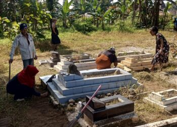 ‎Jelang Hari Raya Idul Fitri, Warga Kampung Lengkong Gotong royong Bersihkan Lingkungan