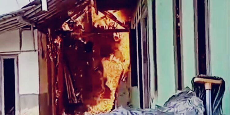 ‎Konsleting Listrik Picu Kebakaran, Dua Kamar Rumah Ludes Terbakar