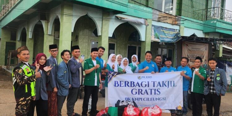 Ramadan Istimewa, PK KNPI Cileungsi Bagikan Takjil Gratis