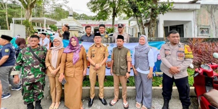Pemdes Sumur Batu dan Muspika Bagikan 500 Takjil Gratis, Ajak Pengusaha Ikut Berbagi