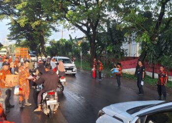 Pemuda Pancasila PAC Klapanunggal Bagikan Ratusan Paket Takjil Gratis