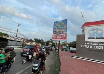 Arus Balik Libur Lebaran, Simpang Tegar Beriman Jonggol Dipadati Kendaraan
