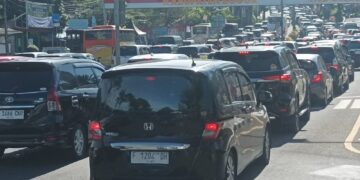Puluhan Ribu kendaraan Masuk Ke Puncak Bogor, Polisi Lakukan One Way Lebih Awal